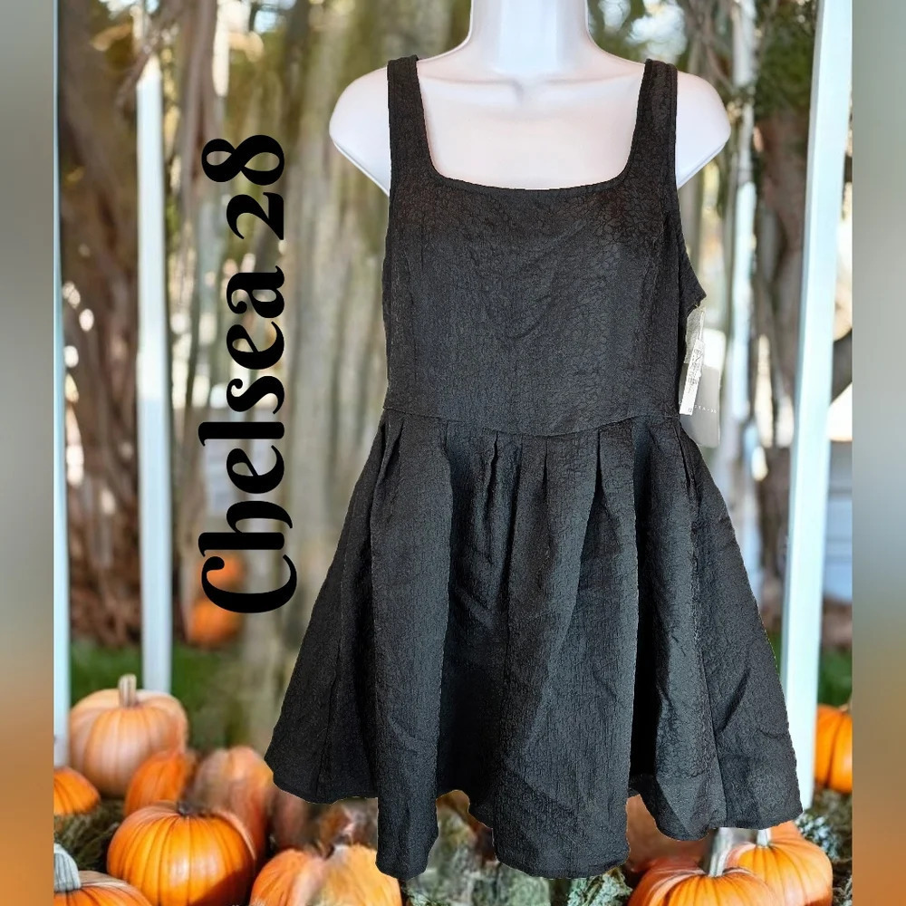 Chelsea 28 Womens Black Mini Romper Sz M Pockets Puckered Textured